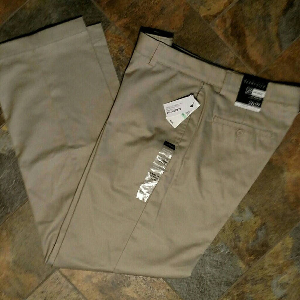 Van Heusen Classic Fit Light Khaki NWT34x32